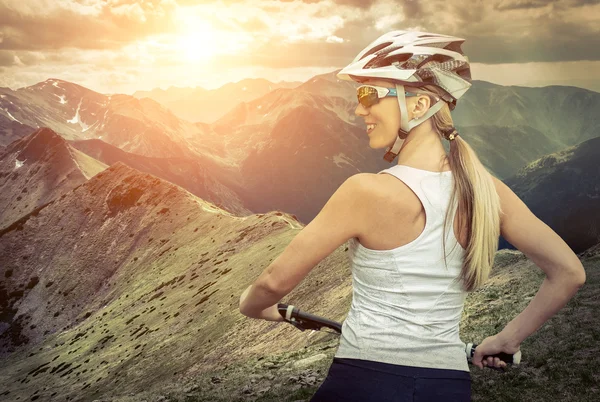 Frau mit Helm auf dem Fahrrad — Stockfoto