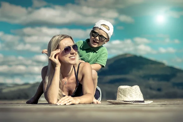 Felice madre e figlio sul molo — Foto Stock