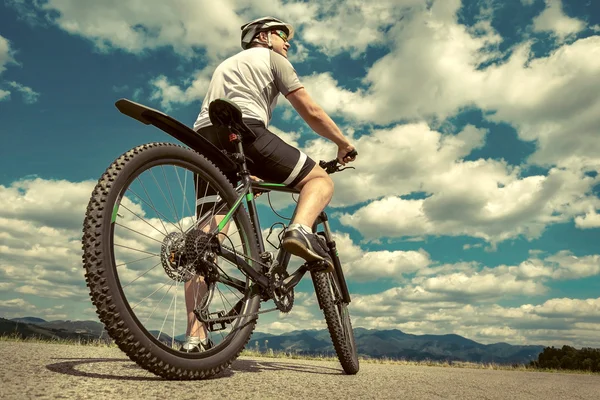 Homme à vélo autour des montagnes — Photo