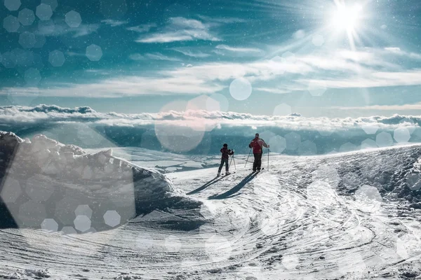 산의 정상에 2 명의 스키 — 스톡 사진