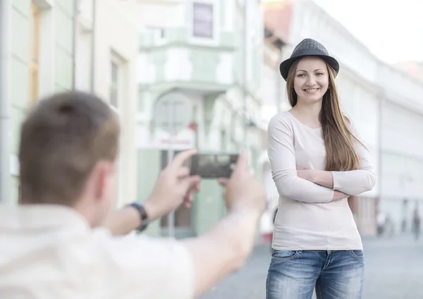 Homem atirando mulher no telefone celular — Fotografia de Stock