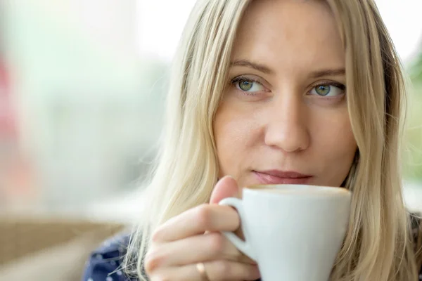 Vrouw met koffie in Cafe — Stockfoto