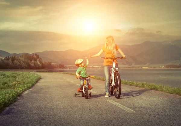 Moeder en zoon op de fietsen — Stockfoto