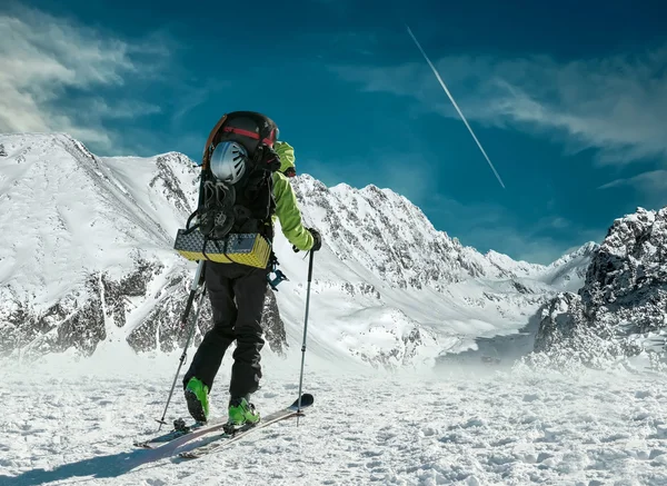 Man met rugzak in ski in Bergen — Stockfoto