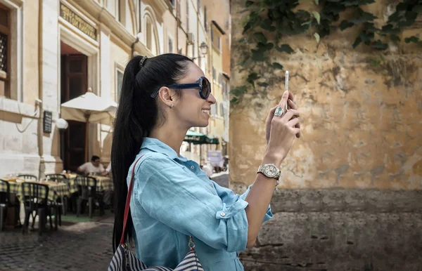 Kobiece turystycznych strzelać przez telefon w Roma — Zdjęcie stockowe