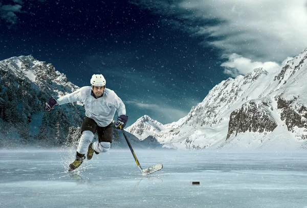 Jugador de hockey sobre hielo en acción al aire libre —  Fotos de Stock