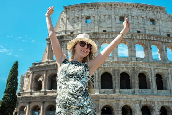 Happy kvinnlig turist i Rom. — Stockfoto