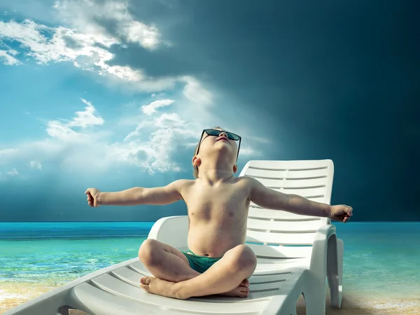 Niño en gafas de sol cerca del agua —  Fotos de Stock