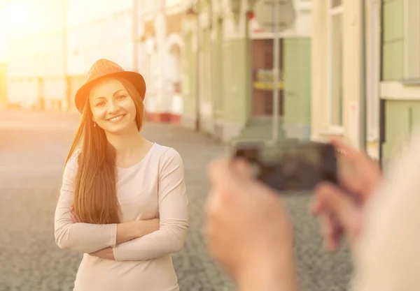 Uomo tiro donna sul telefono cellulare — Foto Stock