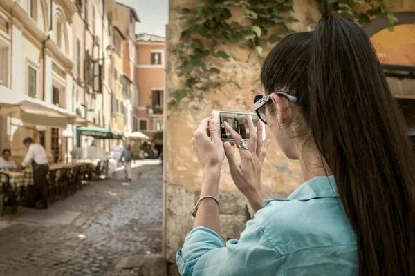 Kvinnlig turist skjuta per telefon i Roma — Stockfoto