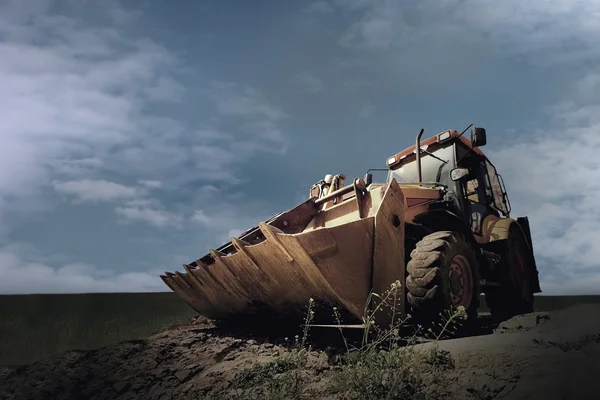 Traktor auf Himmelshintergrund — Stockfoto