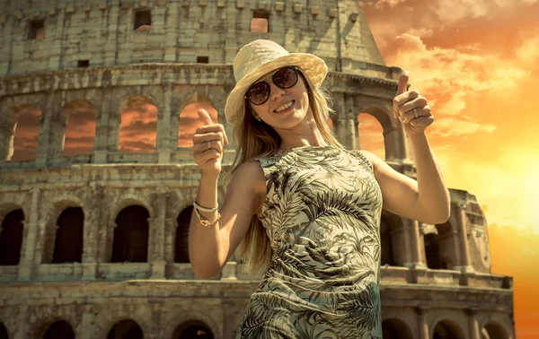 Glædelig kvindelig turist i Rom . - Stock-foto