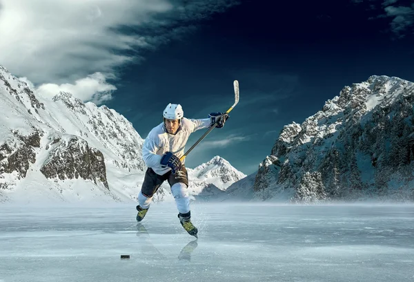 Jugador de hockey sobre hielo en acción al aire libre — Foto de Stock