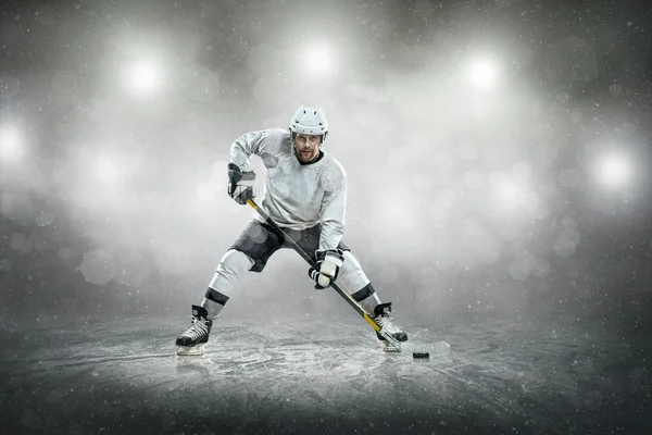 Ice hockey player on the ice, outdoors — Stock Photo, Image