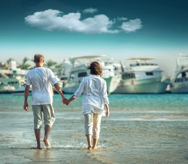 Couple on the sea beach — Stock Photo, Image