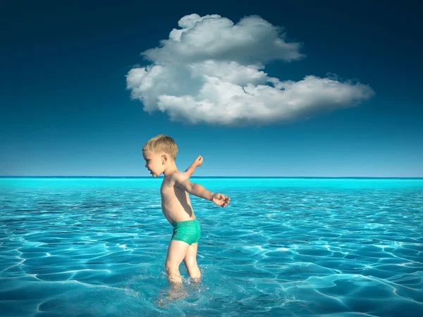 Niño se divierte cerca del agua —  Fotos de Stock