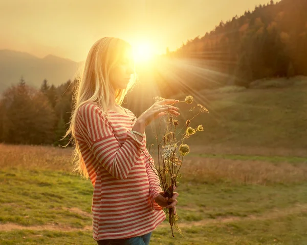 Femme heureuse rester en plein air — Photo