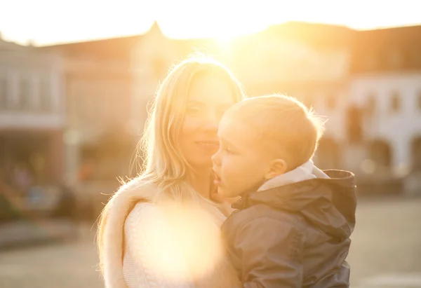 Geluk moeder en zoon op straat — Stockfoto