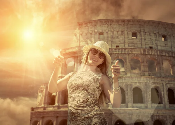 快乐的女游客在罗马. — 图库照片