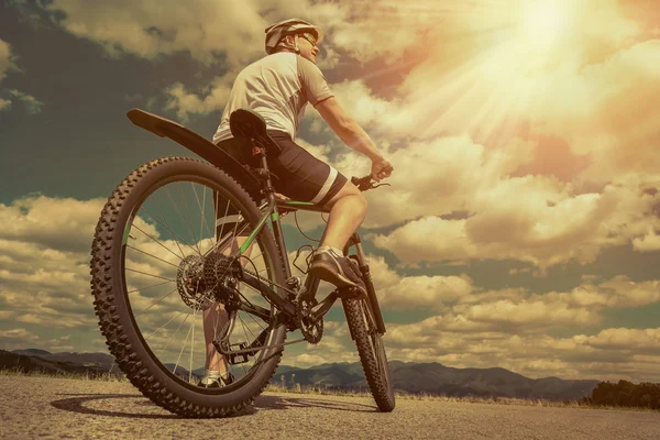 Man with bicycle aroun mountains — Stock Photo, Image