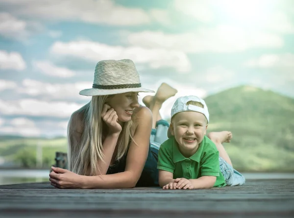 Gelukkig moeder en zoon op de pier — Stockfoto