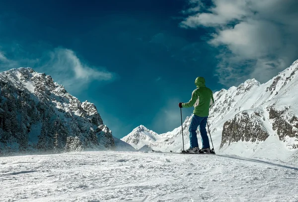 Człowiek z plecaka w ski — Zdjęcie stockowe