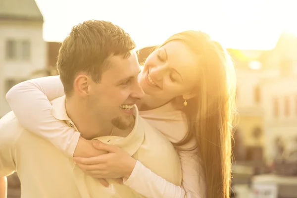 Sonriendo feliz pareja en la calle . — Foto de Stock