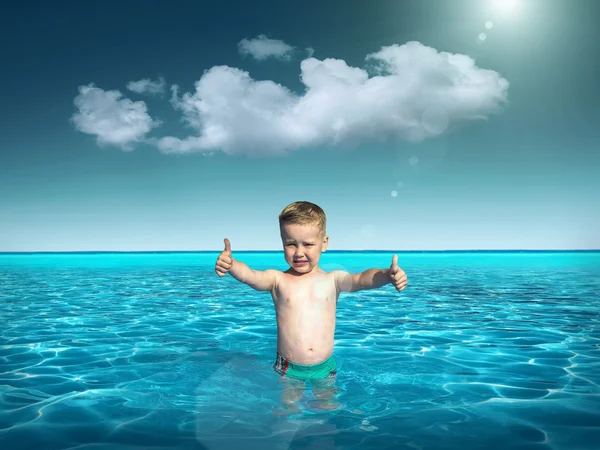 Niño se divierte en el agua —  Fotos de Stock