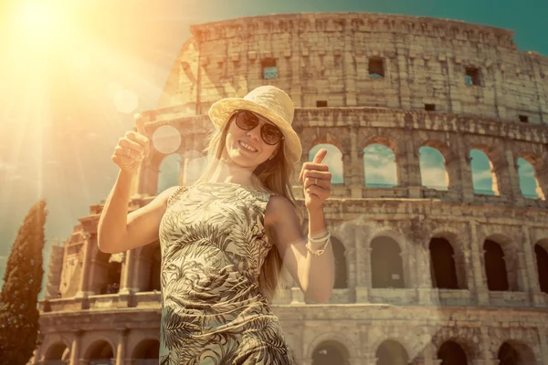 Gelukkig vrouwelijke toerist in Rome. — Stockfoto