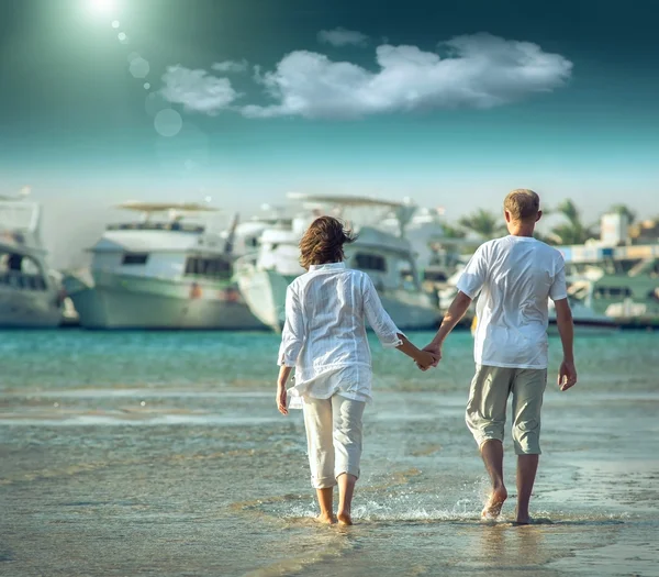 Casal na praia do mar — Fotografia de Stock