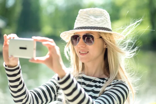 Retrato de mujer rubia fotografiando — Foto de Stock