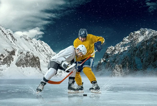 Хокеїсти на льоду . — стокове фото