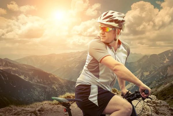 Man with bicycle aroun mountains — Stock Photo, Image