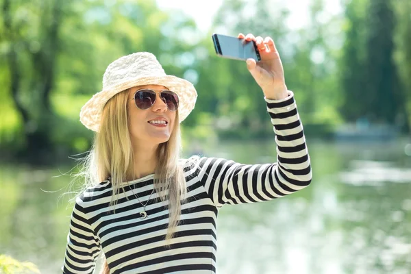 Retrato de mujer rubia fotografiando — Foto de Stock