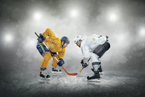 Lední hokejisté na ledě. — Stock fotografie