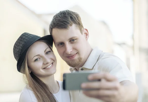 Casal turístico tiroteio no celular — Fotografia de Stock