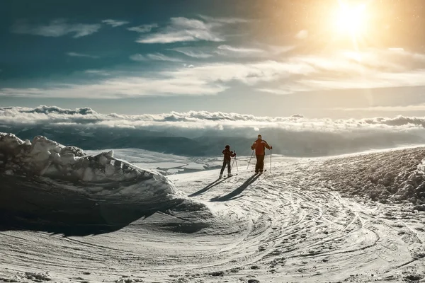 Dos esquiadores en la cima de la montaña — Foto de Stock