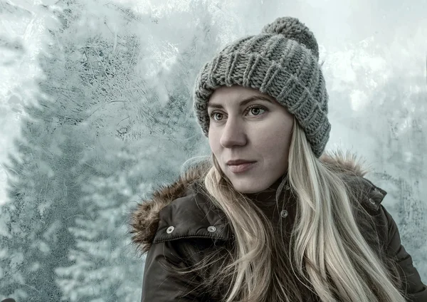 Retrato de una mujer rubia en invierno — Foto de Stock