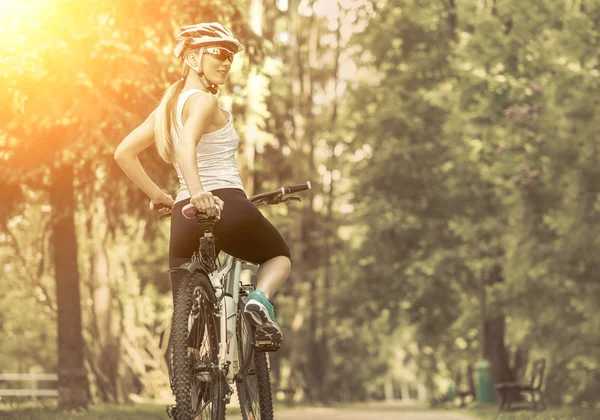 Beautiful woman on the bicycle — Stock Photo, Image