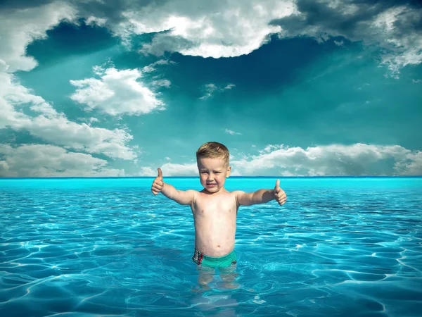 Niño se divierte cerca del agua —  Fotos de Stock