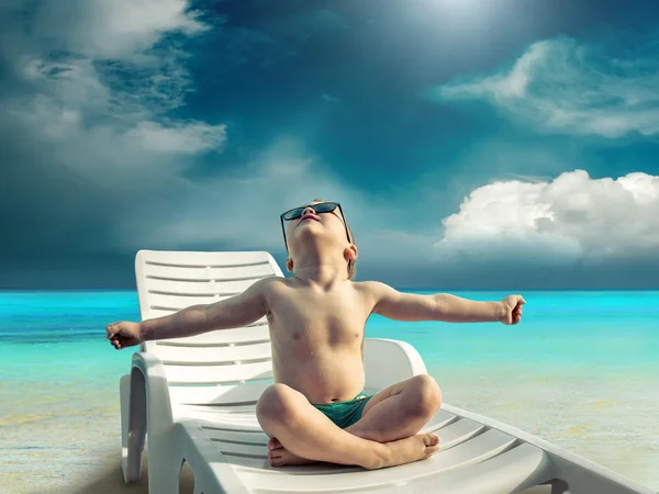 Kind mit Sonnenbrille amüsiert sich am Wasser — Stockfoto