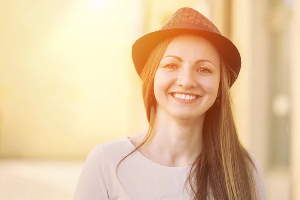 Smiling woman in hat on the street — Stock Photo, Image