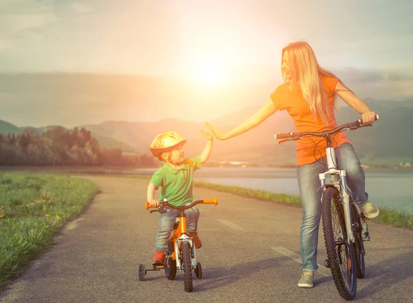 Mutter und Sohn auf dem Fahrrad — Stockfoto