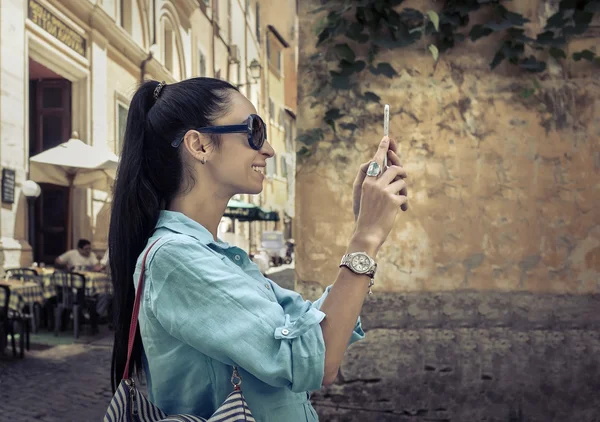 Feminino tiro turístico por telefone em Roma — Fotografia de Stock