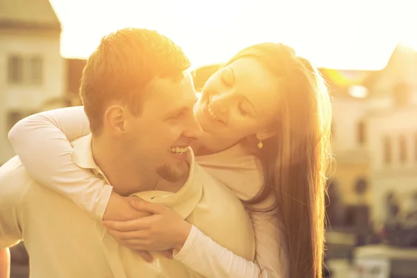 Casal feliz sob a luz solar — Fotografia de Stock