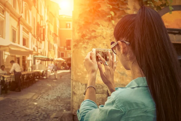 Kvinnlig turist skjuta per telefon i Roma — Stockfoto