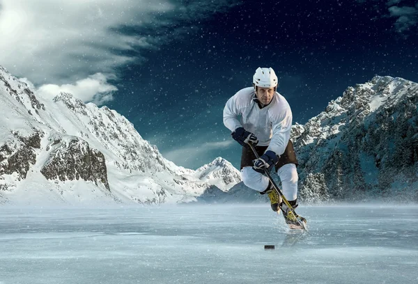 Jugador de hockey sobre hielo en acción al aire libre — Foto de Stock