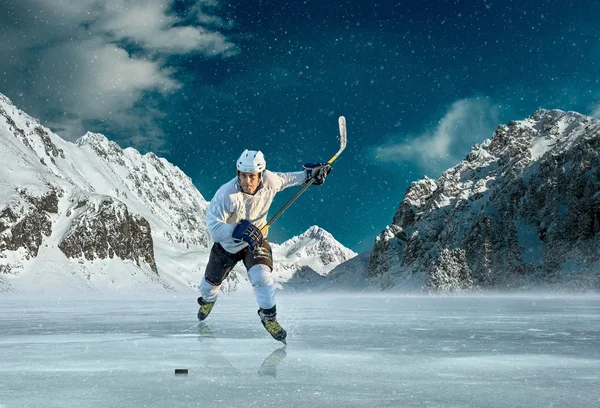 Jugador de hockey sobre hielo en acción al aire libre — Foto de Stock