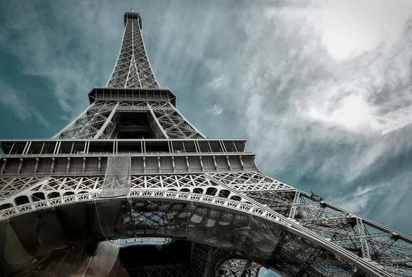 La torre Eiffel sotto la luce del sole — Foto Stock