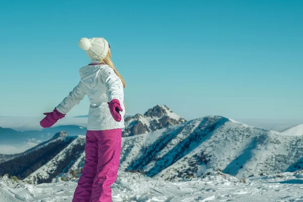 Gelukkig vrouwelijke staande op de berg — Stockfoto